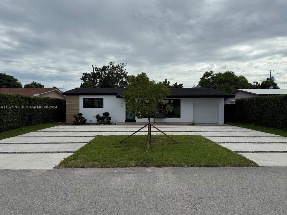 7630 Venetian St in Miramar, FL - Building Photo