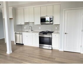 385 Pleasant St-Unit -16 in Watertown, MA - Building Photo - Building Photo