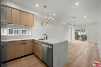 2001 Vista Del Mar Ave in Los Angeles, CA - Building Photo - Building Photo