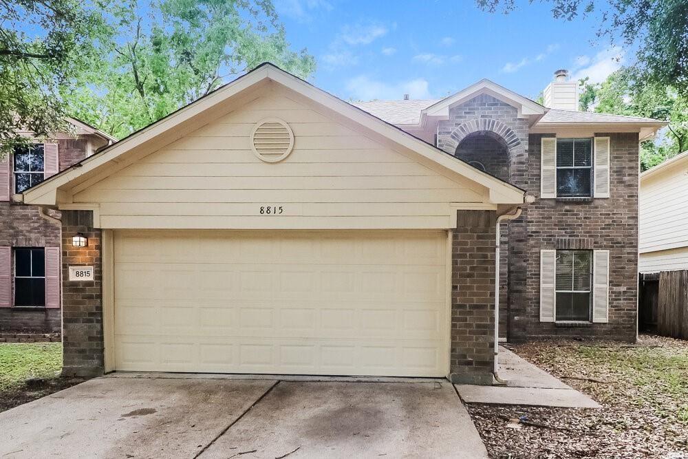 8815 Roaring Point Dr in Houston, TX - Building Photo