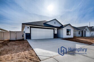 4882 N Elmstone Ave in Meridian, ID - Building Photo - Building Photo