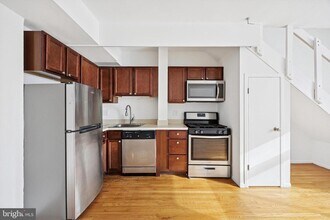 319 S 10th St in Philadelphia, PA - Building Photo - Building Photo