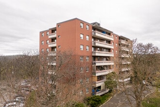 Village Green - Robinare in Hamilton, ON - Building Photo - Building Photo