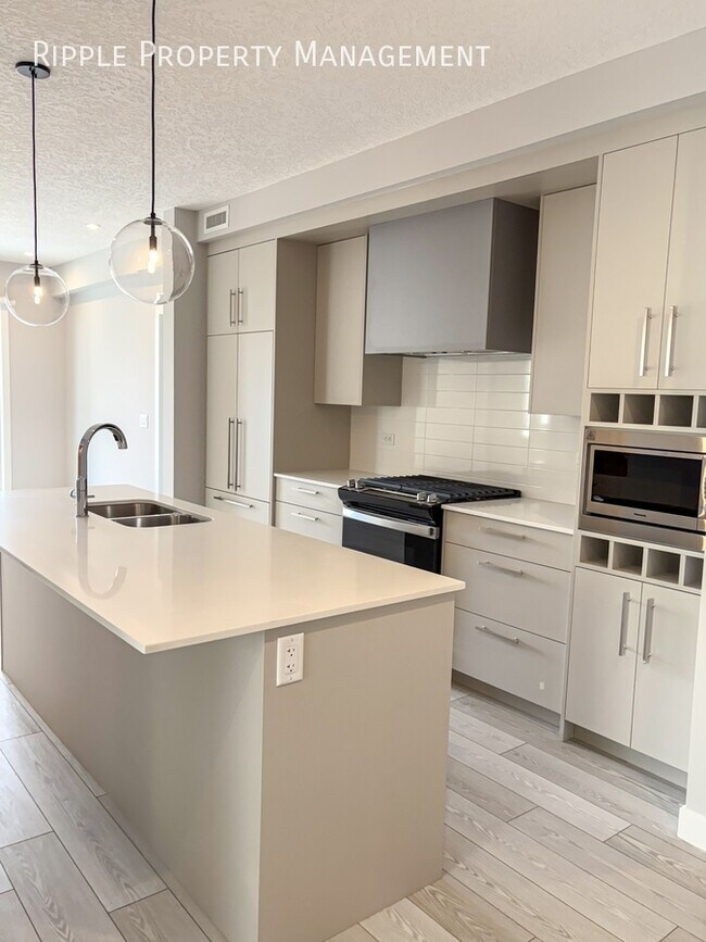 8370 Broadcast Ave SW in Calgary, AB - Building Photo - Building Photo