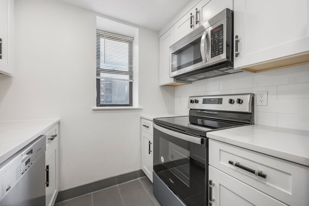 1933 Commonwealth Ave, Unit 101 in Boston, MA - Building Photo