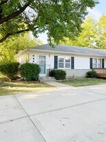 8442 Grandview Ln in Overland Park, KS - Building Photo