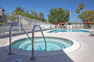 Meadow Creek Apartments in San Marcos, CA - Foto de edificio - Building Photo