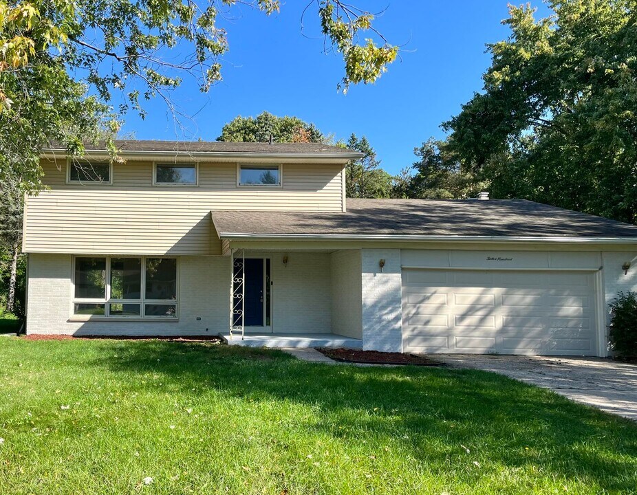 1200 Woodview Dr in Portage, MI - Building Photo