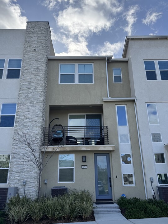 10568 Coupland Way in San Diego, CA - Foto de edificio