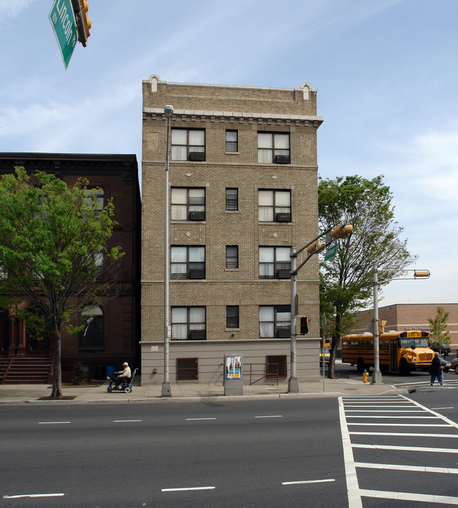 1082 Broad St in Newark, NJ - Foto de edificio - Building Photo