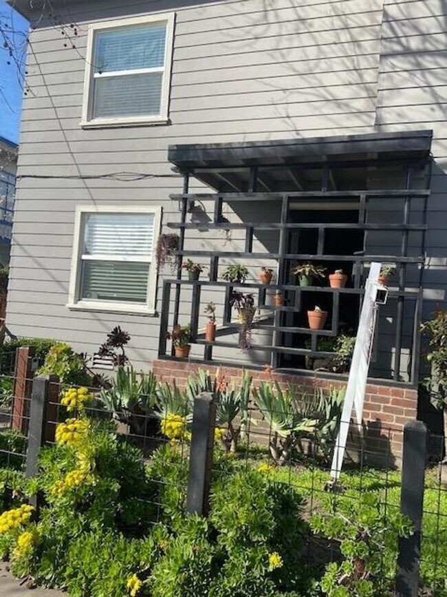 5643 Telegraph Ave in Oakland, CA - Building Photo - Building Photo