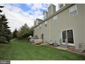 1603 Blossom Cir in Dayton, NJ - Foto de edificio - Building Photo