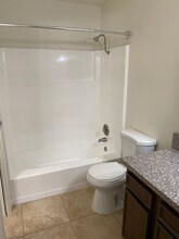 The Laurel Tree Apartments in Bakersfield, CA - Foto de edificio - Building Photo