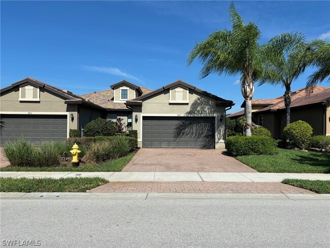 7627 Jacaranda Ln in Naples, FL - Foto de edificio - Building Photo