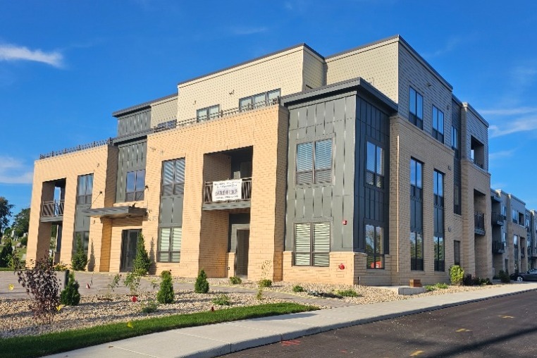 880 N Main in Oregon, WI - Building Photo