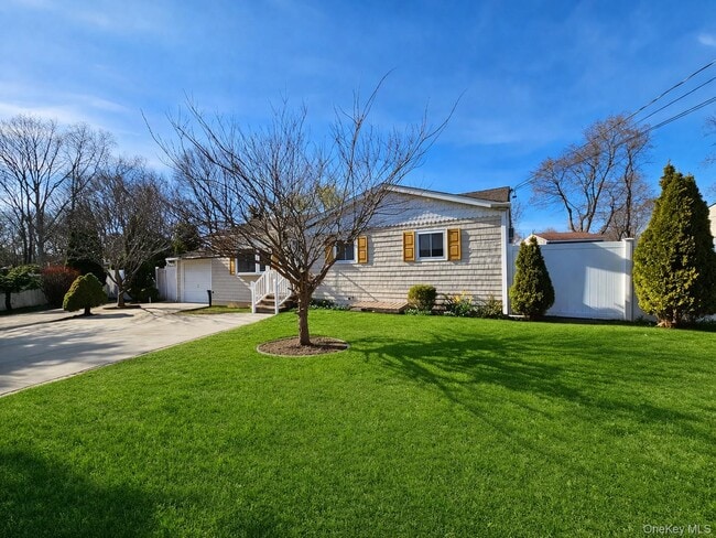 56 Applegate Dr in Central Islip, NY - Building Photo - Building Photo