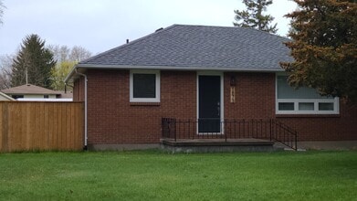 1873 Donalda St in Sarnia, ON - Building Photo - Building Photo