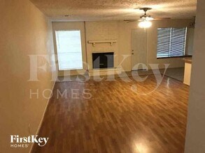 2418 Aprilmont Dr in Sugar Land, TX - Foto de edificio - Building Photo