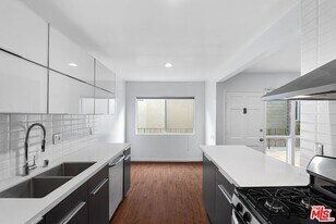 612 Huntley Dr in West Hollywood, CA - Building Photo