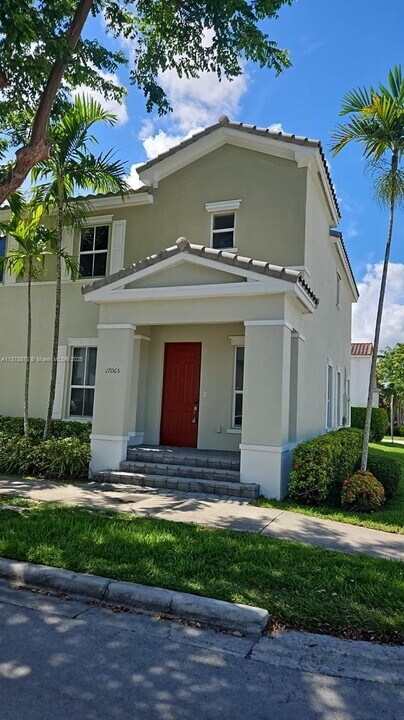 17065 SW 93rd St in Miami, FL - Building Photo