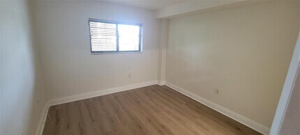 350 Palm Cir W, Unit 104 in Pembroke Pines, FL - Foto de edificio - Building Photo