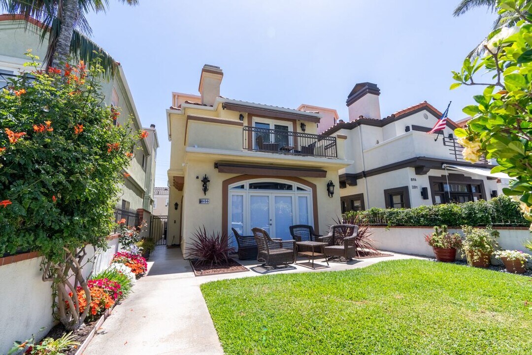 816 Delaware St in Huntington Beach, CA - Foto de edificio