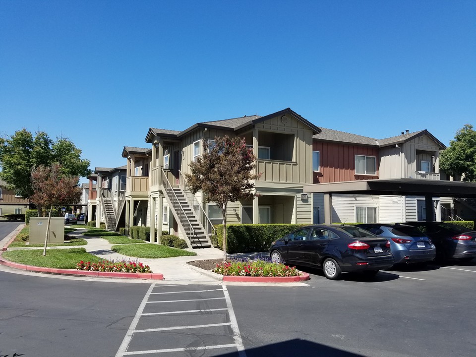 Davis Oaks in Stockton, CA - Building Photo