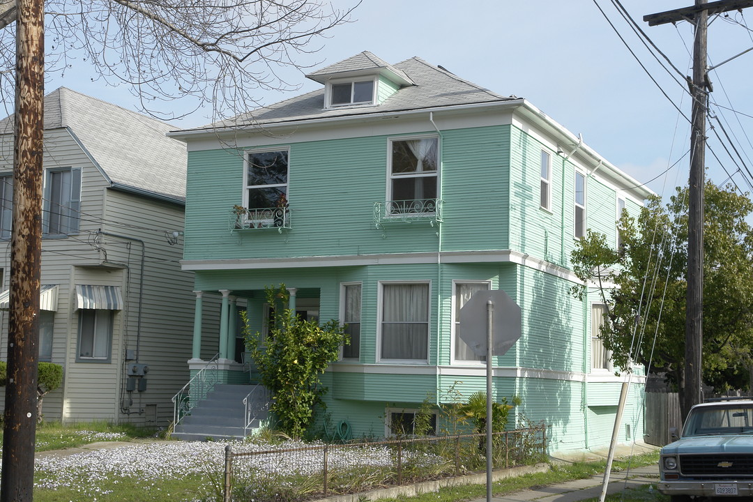 2131 Buena Vista Ave in Alameda, CA - Foto de edificio