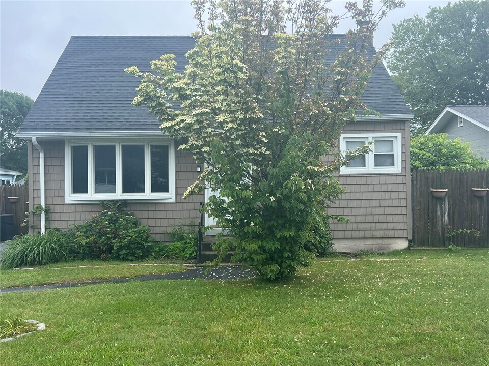 22 Westminster Dr in Shirley, NY - Building Photo