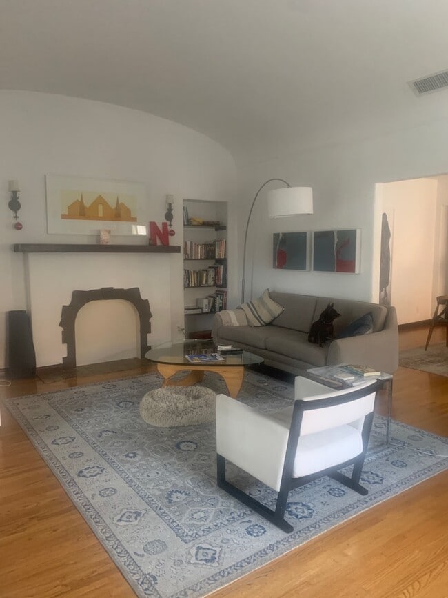 6230 Lindenhurst Ave, Unit 6232 in Los Angeles, CA - Building Photo - Building Photo