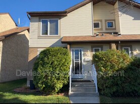 11111-11126 26 Ave NW in Edmonton, AB - Building Photo