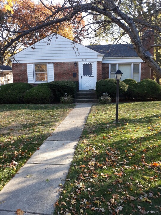 2245 Washington Ave in Wilmette, IL - Foto de edificio