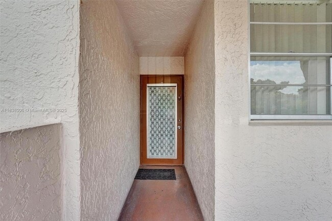 1900 Sabal Palm Dr in Davie, FL - Building Photo - Building Photo