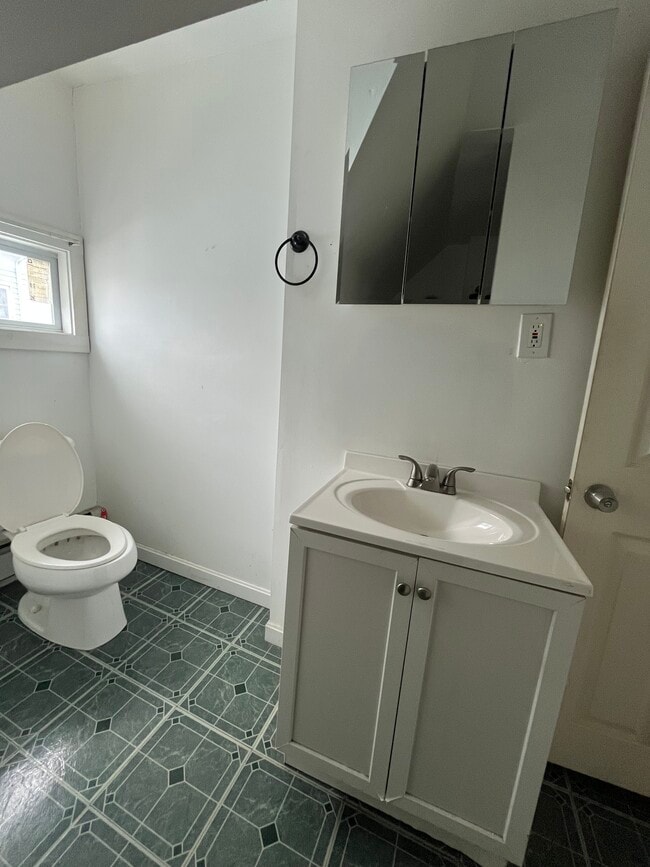 17 Winfield St, Unit 3 in Worcester, MA - Building Photo - Building Photo