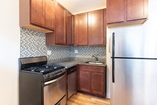 3732 N Pine Grove Ave, Unit J00W in Chicago, IL - Building Photo