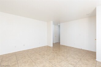 10667 April Rose Ct in Las Vegas, NV - Building Photo - Building Photo