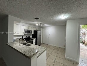 721 Talavera Rd in Weston, FL - Foto de edificio - Building Photo