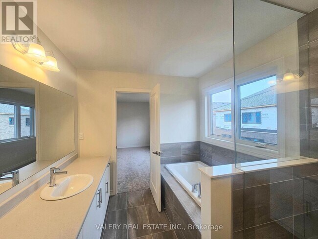 31 Phoenix Blvd in Barrie, ON - Building Photo - Building Photo