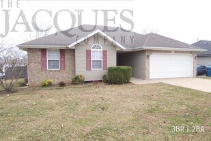 901 W Dustin Ln in Nixa, MO - Building Photo