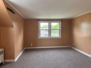 1239 4th St in West Babylon, NY - Foto de edificio - Building Photo