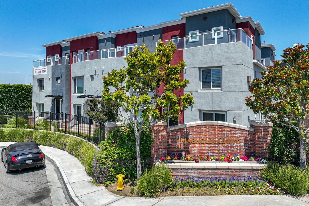 Magnolia Court Townhomes in Corona, CA - Foto de edificio