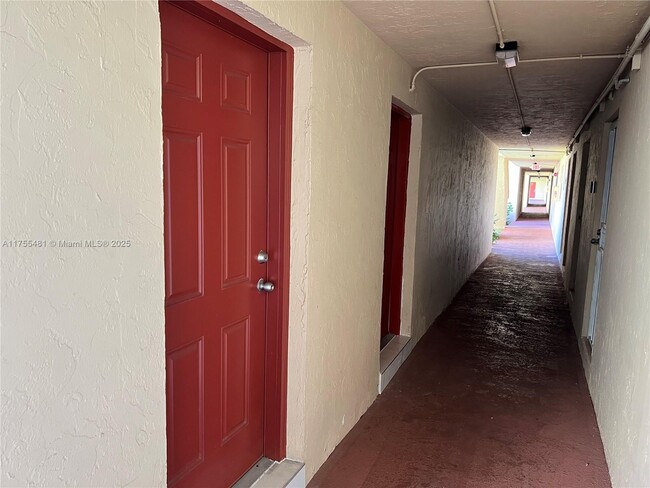 10903 N Kendall Dr in Miami, FL - Foto de edificio - Building Photo