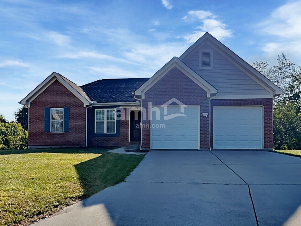 1106 Brookstone Dr in Walton, KY - Building Photo