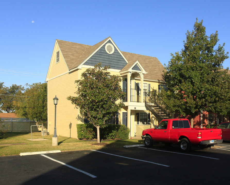 710 W 13th St in Georgetown, TX - Building Photo