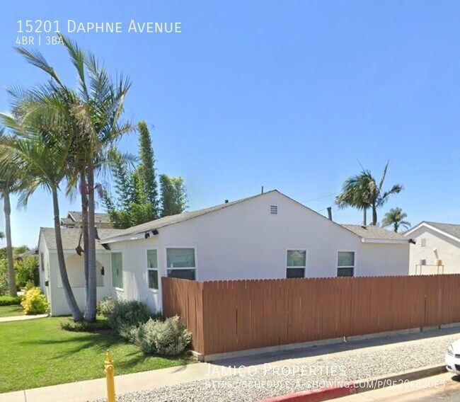 15201 Daphne Ave in Gardena, CA - Foto de edificio - Building Photo