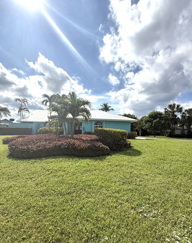 1998 NE Ginger Ter in Jensen Beach, FL - Building Photo - Building Photo