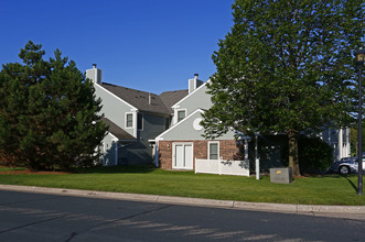 Oakleaf Townhomes in Burnsville, MN - Building Photo - Building Photo