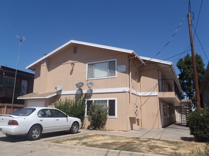 420 E Locust St in Lodi, CA - Building Photo