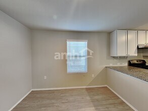 7330 Rosada Way in San Antonio, TX - Foto de edificio - Building Photo