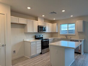 8136 Whippersnapper Wy in Roseville, CA - Building Photo - Building Photo